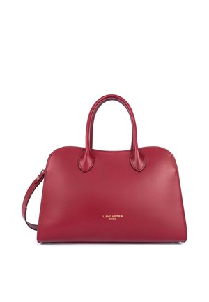 Sac à main en cuir rouge avec deux anses et une bandoulière amovible, embossé de "Lancaster Paris" en lettres dorées.