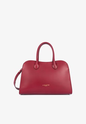 Sac à main en cuir rouge avec deux anses et une bandoulière amovible, embossé de "Lancaster Paris" en lettres dorées.