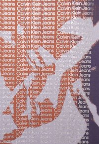 Tkanina Calvin Klein Jeans z powtarzającym się białym tekstem na pomarańczowym tle z delikatnym graficznym wzorem. Faktura wydaje się gładka i tkana.