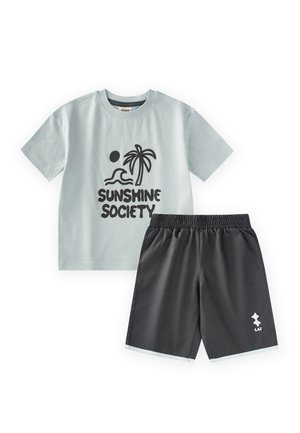 Hellgraues T-Shirt mit schwarzen Palmbaum-, Wellen- und Sonnengrafiken, "SUNSHINE SOCIETY" Text, kombiniert mit schwarzen Shorts mit elastischem Bund und kleinem weißem Logo.