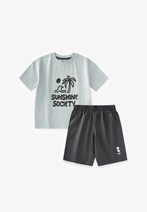 Jasnoszara koszulka z czarnymi grafikami palmy, fali, słońca, tekst "SUNSHINE SOCIETY", w komplecie z czarnymi szortami z elastycznym pasem i małym białym logo.