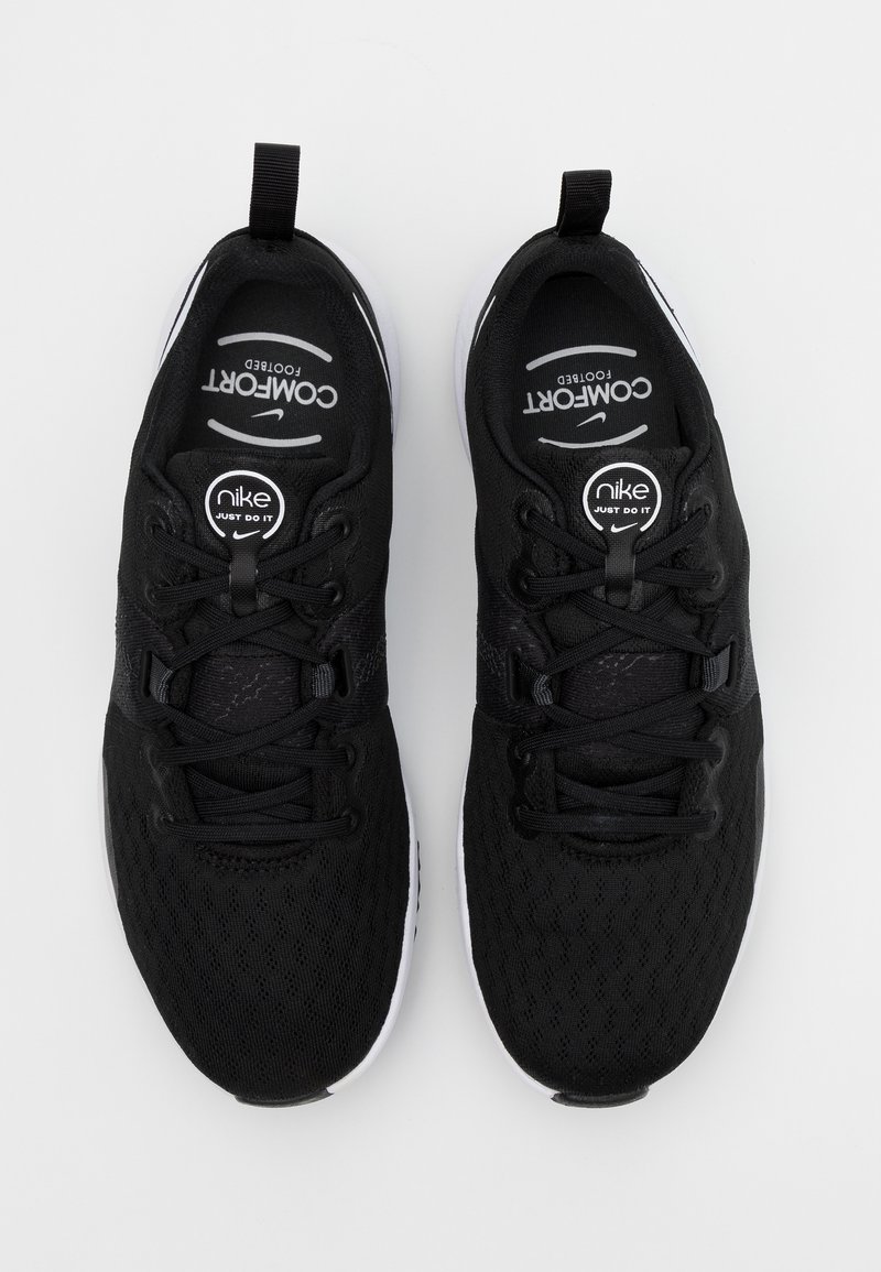Las zapatillas negras de Nike cuentan con una parte superior de malla transpirable, cierre de cordones y una suela de goma blanca con acentos texturizados.