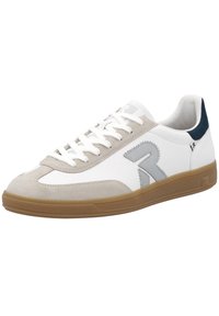 Baskets blanches avec des accents en daim gris, semelle en caoutchouc gomme et cuir blanc texturé. Présente des lacets blancs et un détail de logo gris.