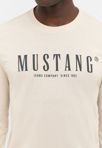 Mustang STYLE ASHEVILLE - T-shirt à manches longues - braun