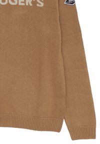Maglione marrone lavorato a maglia con polsini e orlo a coste. Presenta testo bianco sulla parte anteriore. Include un'etichetta nera sulla manica.