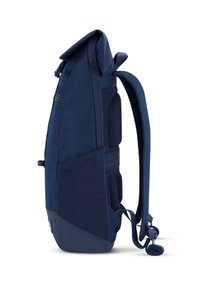 Mochila azul marino con un tejido texturizado, panel trasero acolchado, correas ajustables y cierre superior con solapa. Presenta un bolsillo lateral para almacenamiento.