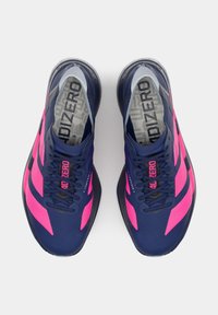 Paire de chaussures de course athlétiques bleu marine et rose vif avec le logo "Adizero" visible sur la languette et les semelles intérieures, vue de dessus.
