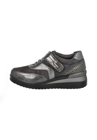 Zapatillas femeninas negras y grises con una mezcla de ante y cuero texturizado, correa de Velcro y suela de plataforma acolchada.