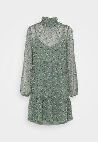 Vestido floral verde hecho de tela translúcida, con un cuello alto con volantes, mangas largas y un dobladillo en capas con pequeños patrones florales.