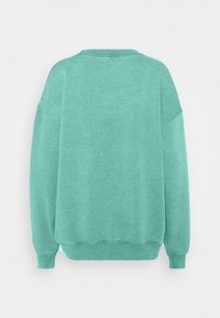 Turkos oversized sweatshirt med rund halsringning, neddragna axlar, ribbade muddar och nederkant, tillverkad av mjukt bomullsblandat material.