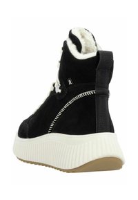 Baskets montantes noires avec un dessus en daim, doublure en fausse fourrure blanche, semelle texturée crème et détails de couture contrastants.