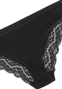 Culotte en coton noir avec un panneau en dentelle florale sur les côtés, dotée d'une taille lisse et de détails en dentelle intricats.