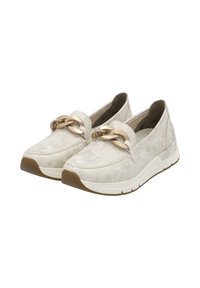 Ljusbeiga slip-on skor i mocka, med en guldkedjedetalj framtill och en vit gummisula med texturerad botten.