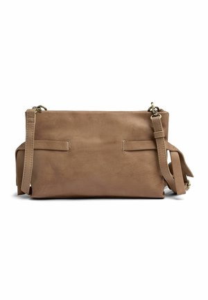 Borsa a tracolla in pelle marrone con finitura texture, dotata di chiusura con zip e tracolla regolabile. Due dettagli piatti sul retro.