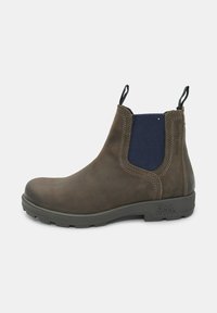 Stivaletto Chelsea in pelle marrone con lati elasticizzati blu, linguette di sollevamento, suola in gomma resistente e dettagli di cucitura a contrasto.