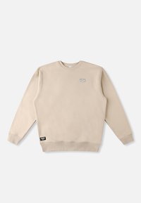 Beiger Pullover mit Rundhalsausschnitt aus weichem Stoff, mit einem kleinen Logopatch auf der Brust und einem Markenetikett am unteren Saum.