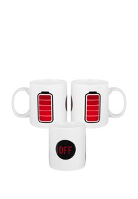 Tazze in ceramica bianca con design a batteria rossa e testo "OFF" su un cerchio nero. Forma semplice con superficie liscia e manici.