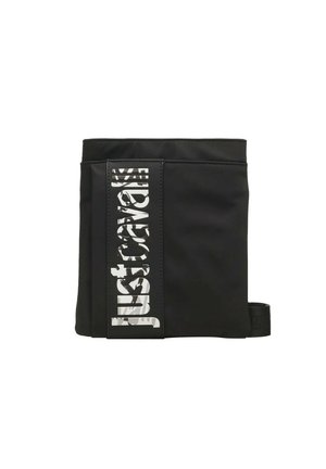 Schwarze rechteckige Umhängetasche mit vertikalem weißen "Just Cavalli"-Logo auf der Vorderseite und verstellbarem Riemen an der Seite.