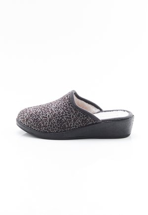Zapatillas tipo slip-on con parte superior de tela con estampado de leopardo en negro y marrón y suela acolchada negra, vista lateral.