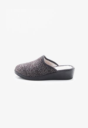 Zapatillas tipo slip-on con parte superior de tela con estampado de leopardo en negro y marrón y suela acolchada negra, vista lateral.