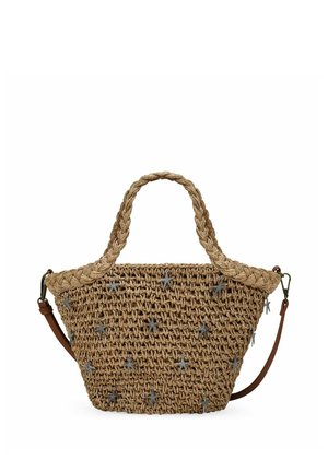 Bolso tejido marrón con asas gruesas trenzadas, decorado con pequeños colgantes de estrella de mar plateados y una correa de hombro desmontable de color marrón oscuro.