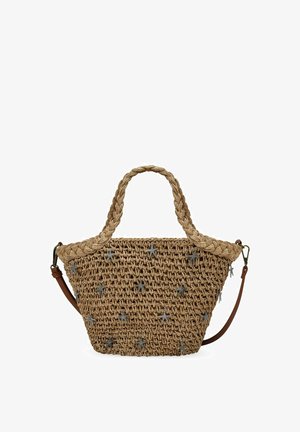 Bolso tejido marrón con asas gruesas trenzadas, decorado con pequeños colgantes de estrella de mar plateados y una correa de hombro desmontable de color marrón oscuro.