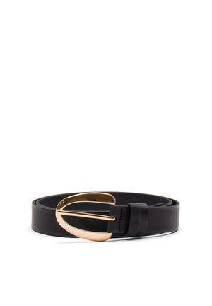 Ceinture en cuir noir avec une boucle ovale en ton or brillant. Elle présente une texture lisse et un design classique. Adaptée à diverses tenues.