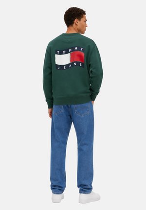 Tommy Jeans, TJM RLX WAVY FLAG SWEATSHIRT - Sudadera - velvet green