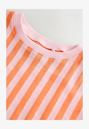 Lühikeste varrukatega pluus ümar kaelusega, millel on vertikaalsed roosad ja oranžid triibud. Valmistatud pehmest puuvillast, sileda tekstuuri ja vabaaja stiiliga.