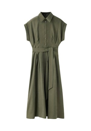 Vestido midi verde oliva con mangas cortas, cierre de botones en el frente, cuello y cinturón de tela a juego anudado a la cintura.