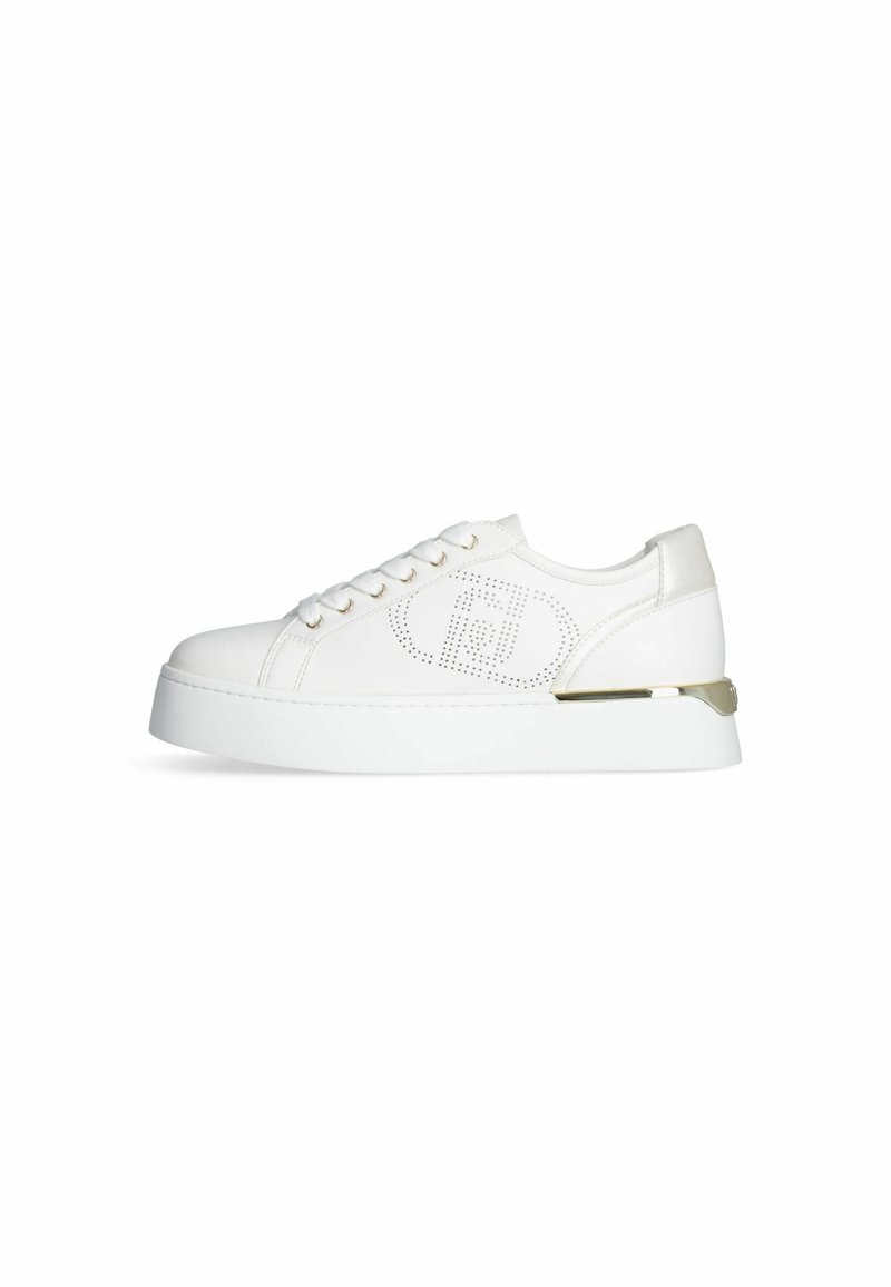 Zapatilla blanca con parte superior de cuero liso, punta redonda, diseño de cordones, detalle de logo perforado y una suela gruesa blanca con un acento dorado.