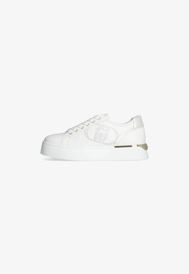 Baskets blanches avec un dessus en cuir lisse, bout arrondi, design à lacets, détail de logo perforé et une semelle blanche épaisse avec un accent doré.
