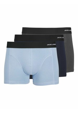 Drei Paare Herren-Boxershorts in Hellblau, Dunkelblau und Schwarz. Jede Shorts hat einen schwarzen elastischen Bund mit dem Logo "JACK & JONES".
