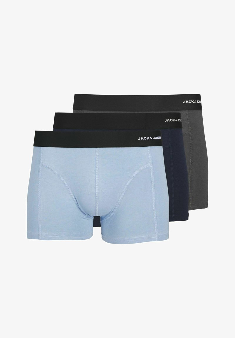 Trois paires de boxers pour hommes en bleu clair, bleu foncé et noir. Chacune présente une ceinture élastique noire avec le logo "JACK & JONES".