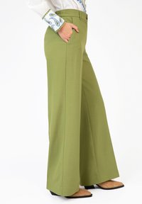 AN'GE TAILORED STRAIGHT - Pantalon classique - kiwi