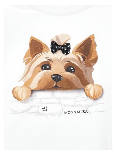 Χαριτωμένο μικρό σκυλί με μαύρο διακοσμητικό φιόγκο στο κεφάλι που κοιτάζει πάνω από έναν πέτρινο τοίχο, με μια μικρή καρδιά και το κείμενο "MONNALISA" από κάτω.