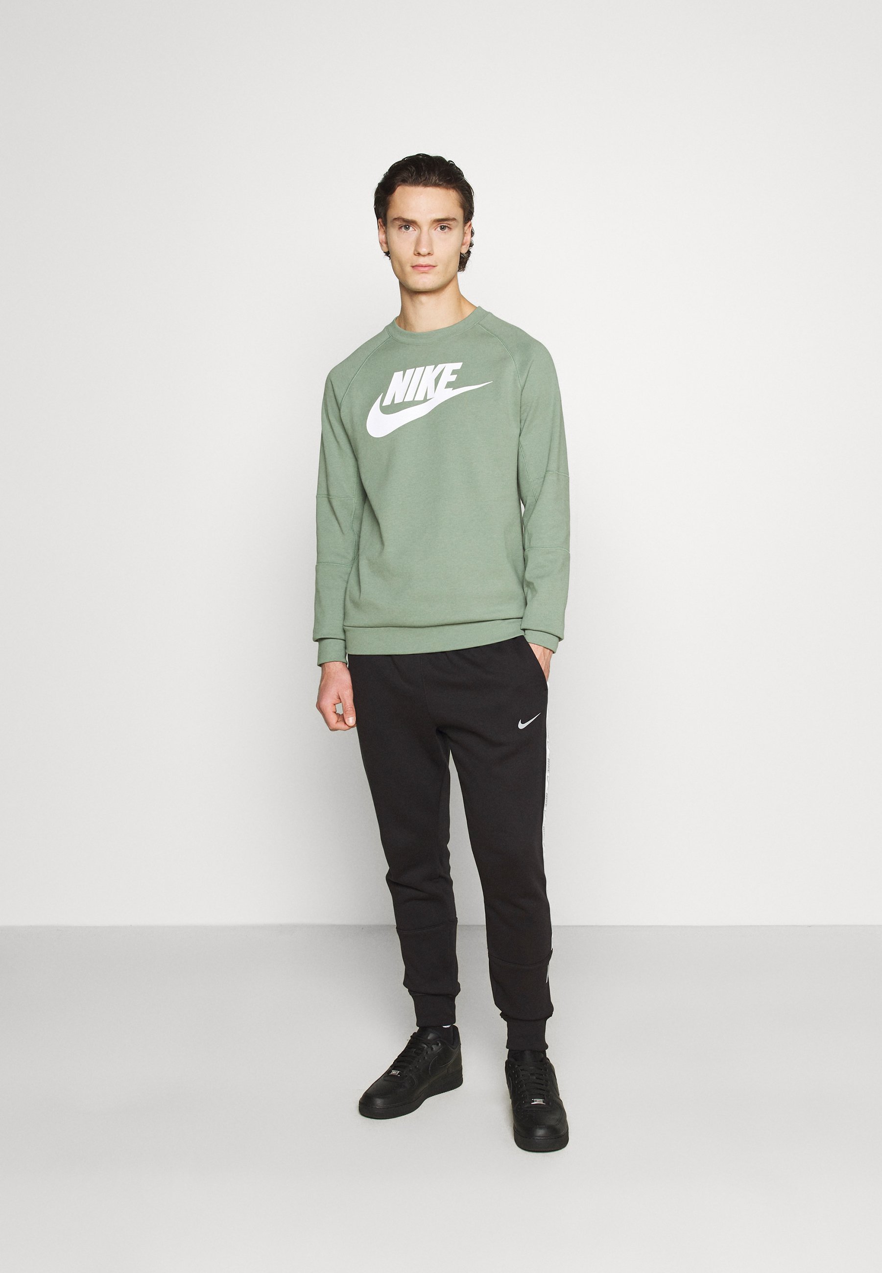 Nike Sportswear REPEAT - Tracksuit bottoms - black - Zalando.de