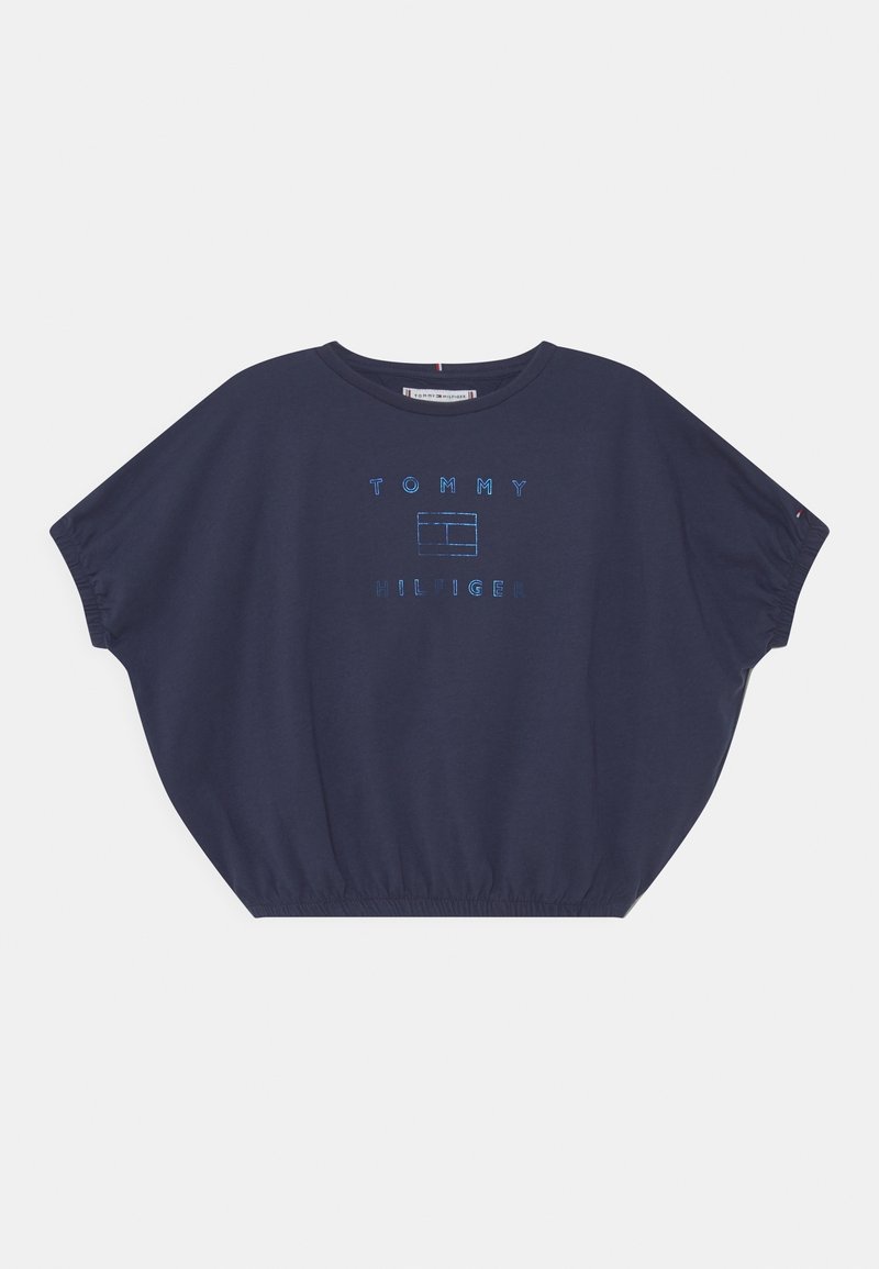 Granatowy, oversize'owy T-shirt wykonany z miękkiego materiału. Posiada okrągły dekolt, krótkie rękawy oraz logo "TOMMY HILFIGER" w kontrastowym odcieniu niebieskiego.