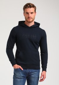 Sudadera azul marino fabricada en un tejido suave, con un bolsillo tipo canguro y el logo grabado 'GABBIANO' en la parte delantera. Ajuste estándar con puños de canalé.