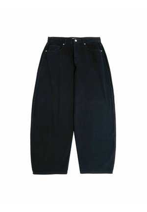 Schwarze Denim-Hosen mit weitem Bein und hoher Taille, ausgestattet mit zwei vorderen Taschen und einem Knopfverschluss. Der Stoff hat eine glatte Textur.