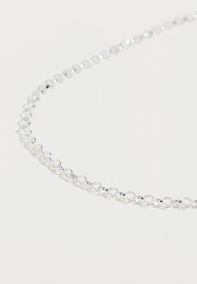 Collier chaîne en métal argenté composé de maillons ovales interconnectés avec une finition polie, créant un design épuré et minimaliste.