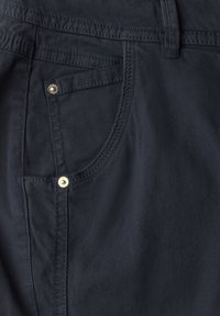 Pantalons en coton bleu marine avec une poche avant et des détails cousus. Dotés d'un bouton métallique à la taille pour la fermeture.