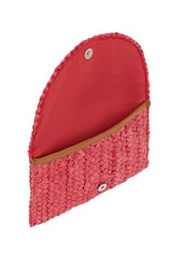 Flätad rosa clutchväska med en slät röd insida, med tryckknappsstängning och en brunjordläderkant längs kanten.