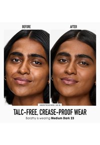 Cobertura de maquillaje sin talco mostrada en piel sin retoques. Izquierda: tono desigual. Derecha: acabado suave y uniforme; tono Mediano Oscuro 23.