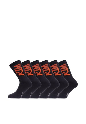 Chaussettes en coton noir dans un paquet de six, avec un motif géométrique orange et un logo sur la cheville. Longueur standard de type crew avec une texture lisse.