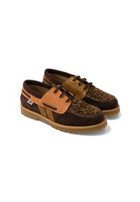 Paire de chaussures décontractées à lacets avec dessus en suède marron, beige et imprimé léopard, et semelles épaisses en caoutchouc brun clair.