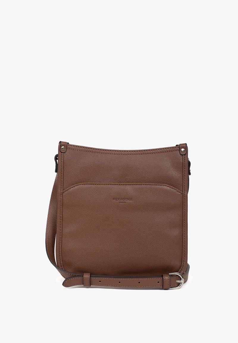 Borsa a tracolla in pelle marrone con una texture liscia, cuciture in alto e una tasca frontale. Dotata di tracolla regolabile e dettagli in metallo argentato.