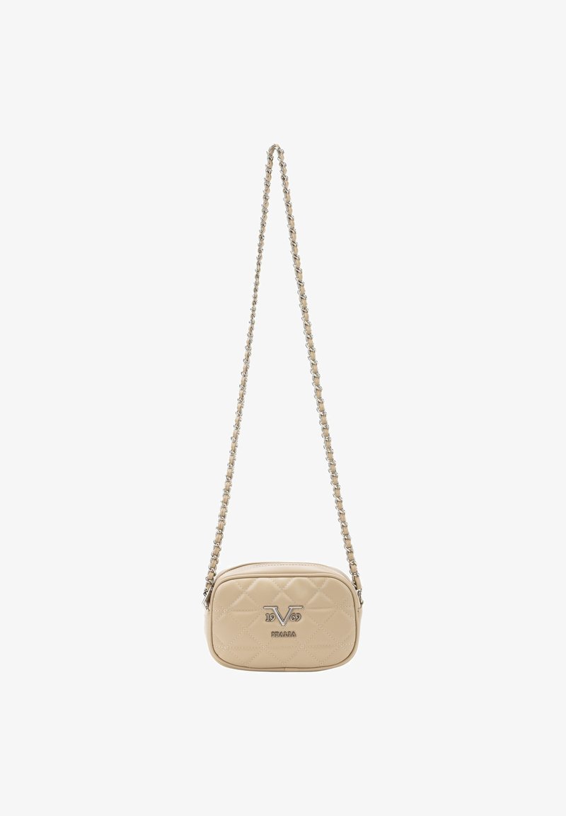 Beige gequiltede leren crossbody tas met een zilveren kettingband en logo-detail. Ovale vorm met een gladde textuur en ritssluiting.