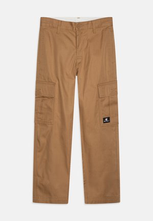 Braune Baumwoll-Cargo-Hosen mit zwei Seitentaschen, einem Knopfverschluss und einem kleinen Logopatch am linken Bein. Glatte Textur und taillierte Passform.
