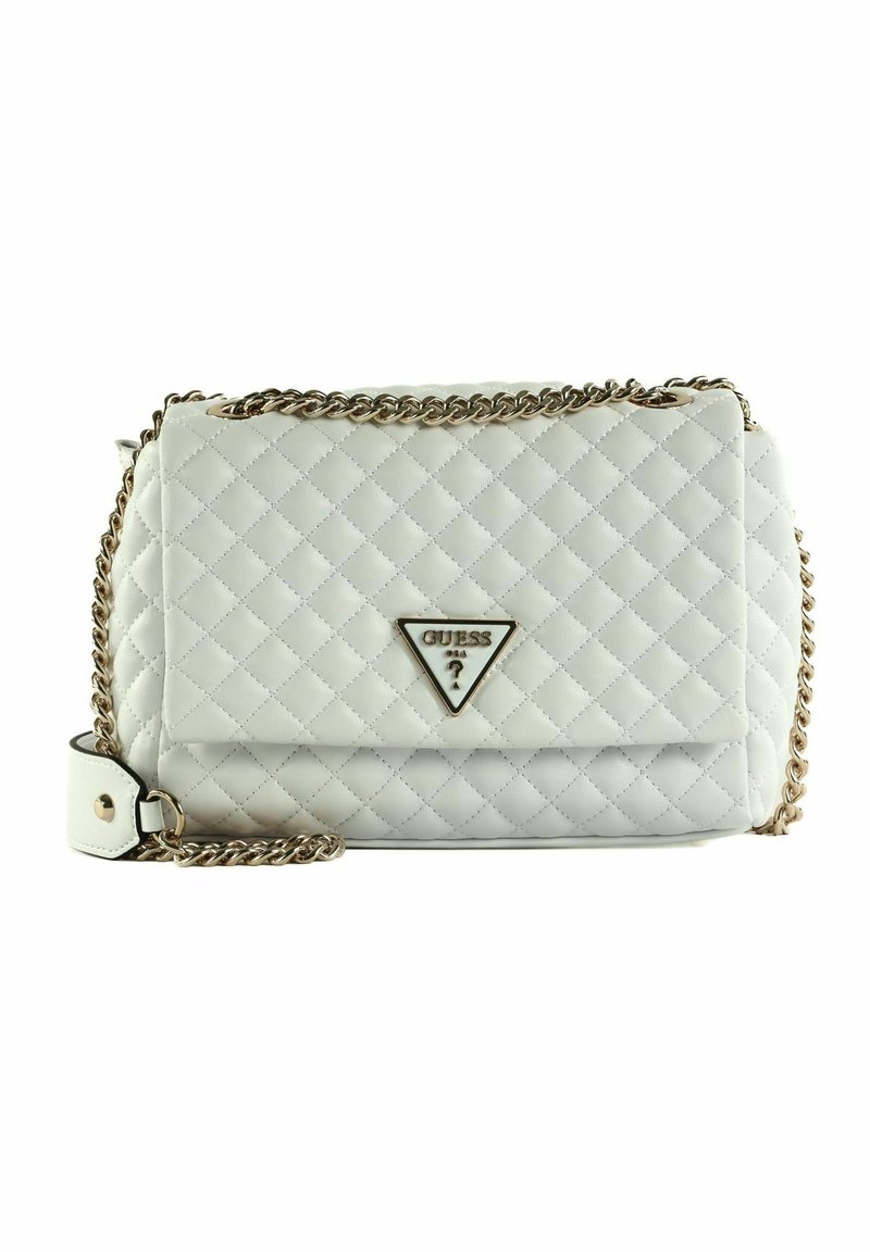 Sac à main matelassé blanc en matériau synthétique, avec une bandoulière en chaîne dorée et un accent logo triangulaire. Surface texturée avec un motif en losanges.